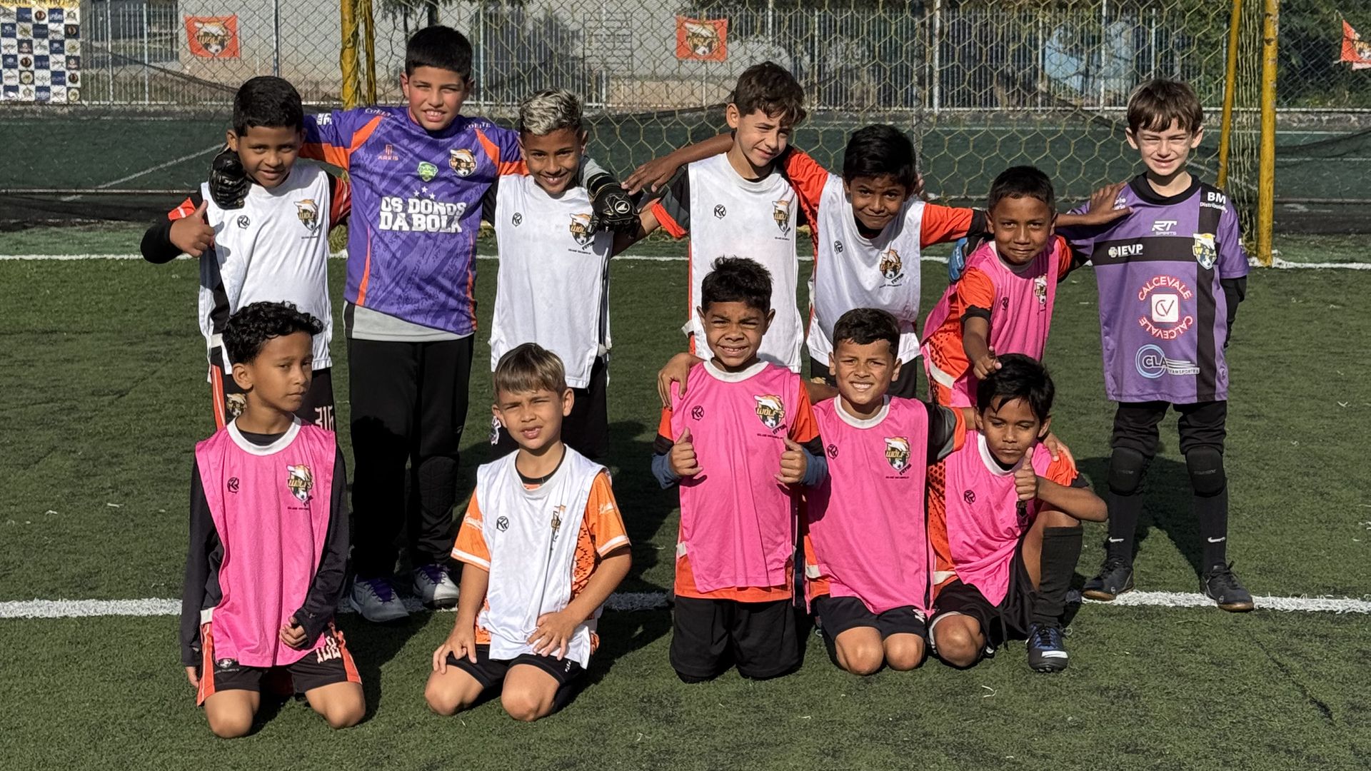 Time do Lobinho do Bem reunido em campo depois do treino