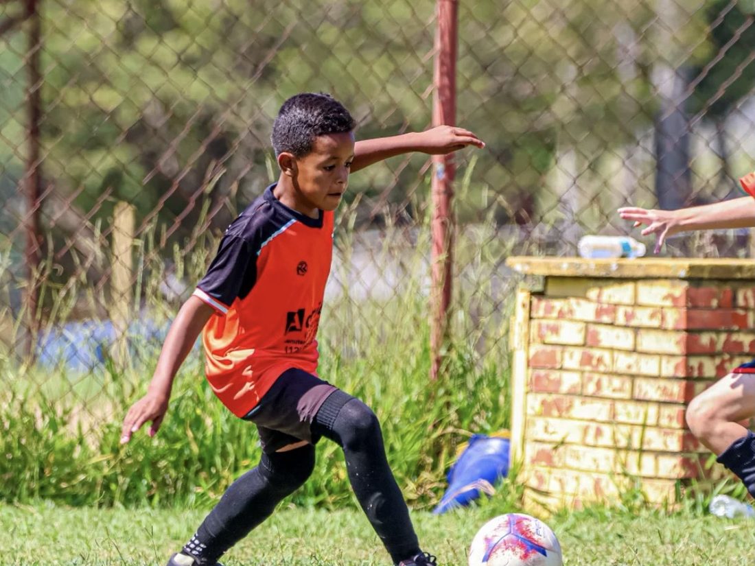 Brayan driblando um adversário durante o jogo