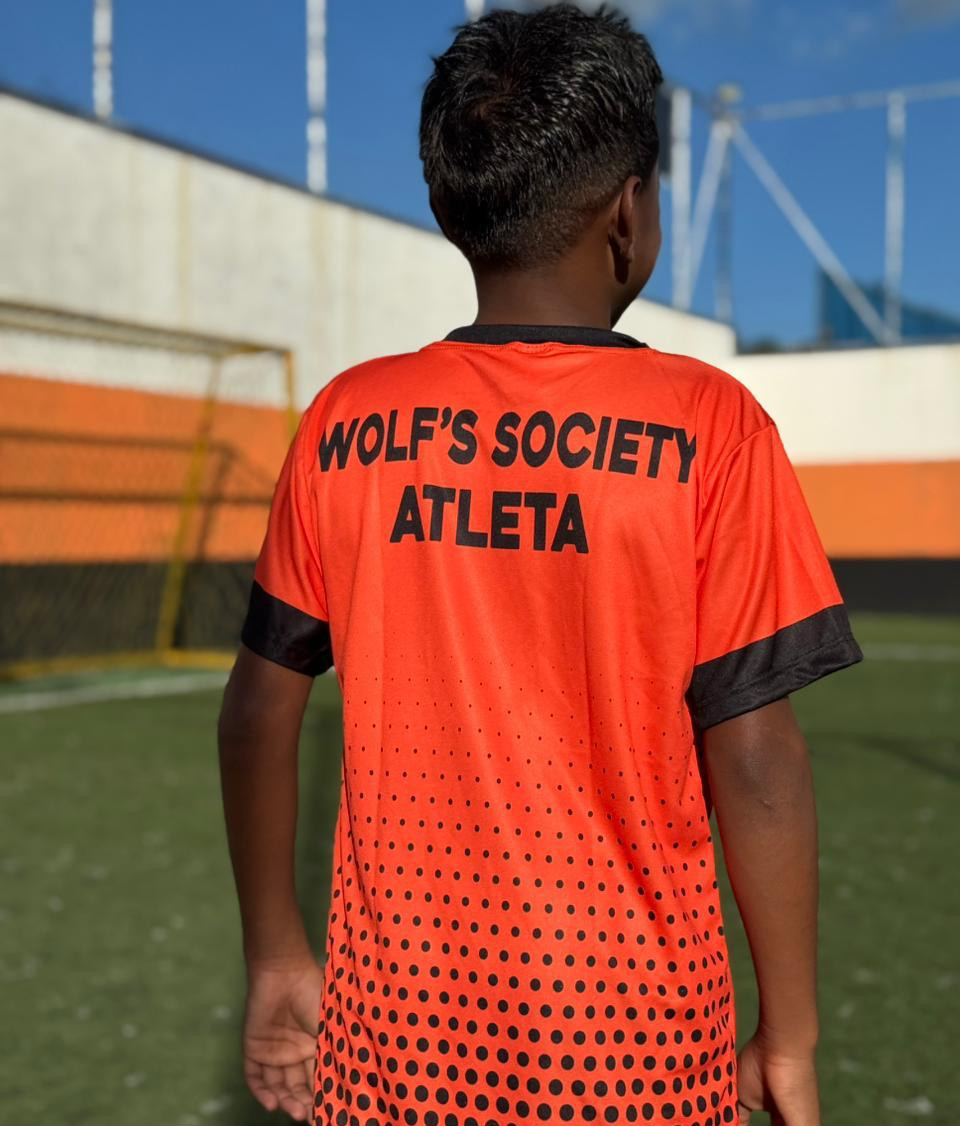 Atleta de costas com a camiseta do Wolf's Society, escrito ATLETA nas costas